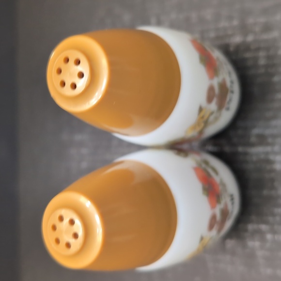 VGT, Mid-century Corelle Milk Glass Salt&Pepper Shakers,Meadow Pattern. - Picture 3 of 9